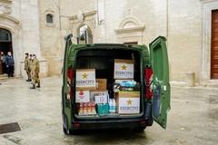 Esercito consegna generi alimentari alla mensa della carità