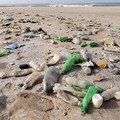 Puglia: ora c'è di nuovo il divieto di usare oggetti di plastica in spiaggia