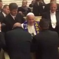 Papa Francesco indossa la sciarpa della FBC Gravina