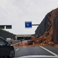 Caduta di massi e detriti sulla strada statale 96