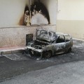 Un'auto in fiamme nella notte