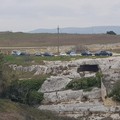 Auto sul pianoro, sfregio all'area archeologica