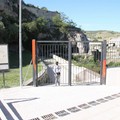 Cancello magico a Gravina: è chiuso ma ci passa chiunque