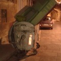 Divano in bilico insieme al senso civico