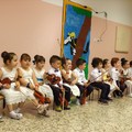 14 pargoli della Scuola d'infanzia "G. Rodari " alle prese con il violino