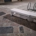 Danneggiata nuovamente la panchina in piazza della Repubblica