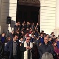Il vescovo Ricchiuti benedice i Bambinelli in Comune