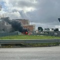 Auto in fiamme all'ingresso dell'ospedale
