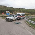 Due incidenti in poche ore, ansia per un ciclista