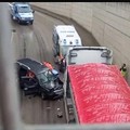 Doblò finisce addosso ad un TIr