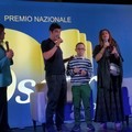 Riccardo Scamarcio incanta Piazza Benedetto XIII nel talk con Rajae Bezzaz e Manila Gorio
