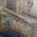 Scritte indelebili sul volto della Chiesa di Santa Cecilia