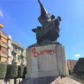 Corona d’alloro al monumento ai caduti