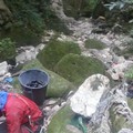 Speleologi puliscono il costone della gravina