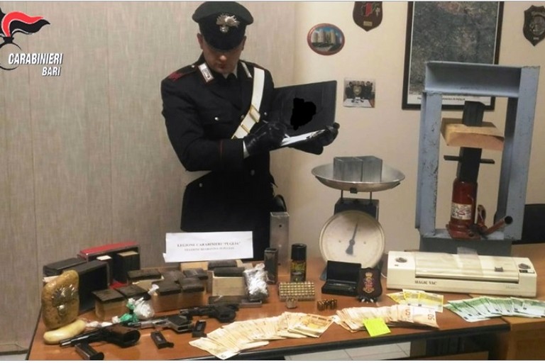 Droga armi e soldi sequestrati dai Carabinieri