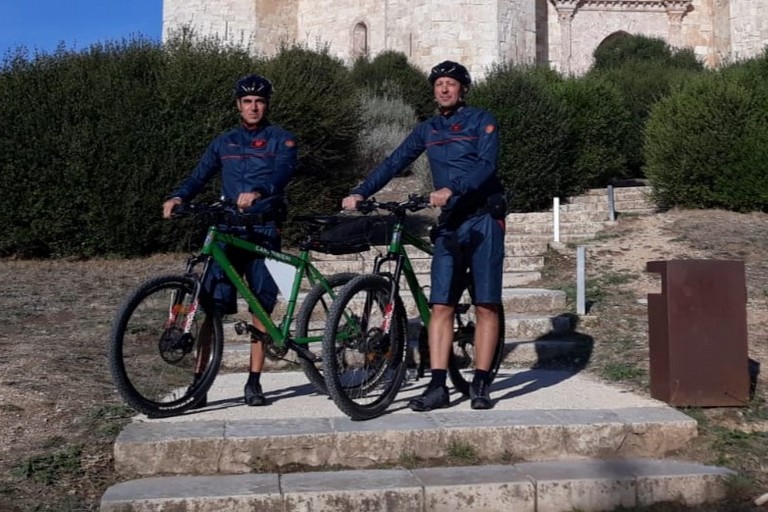 carabinieri in mountain bike