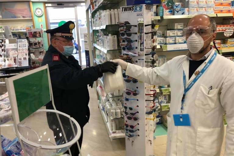 farmacia dona mascherine ai carabinieri