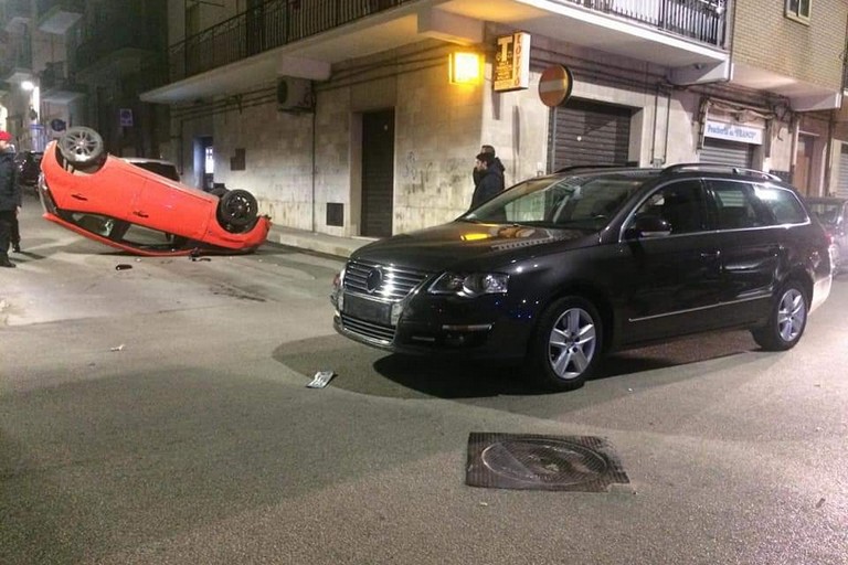 Auto si ribalta in via genova