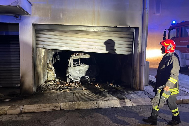 Garage in fiamme in Via Albinoni