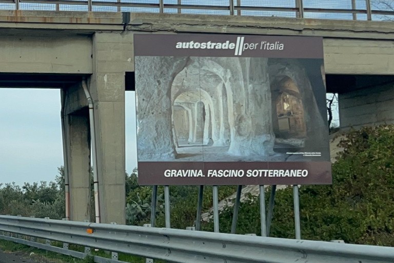 gravina cartello in autostrada
