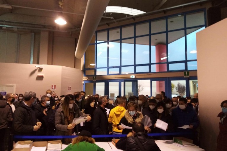 Covid: centro vaccinale troppo affollato