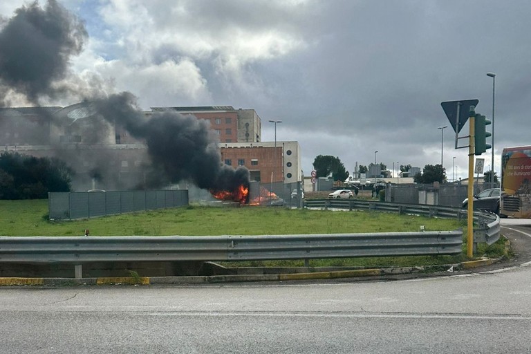 Auto in fiamme all'ingresso dell'ospedale