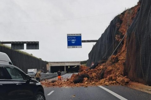 Caduta di massi e detriti sulla strada statale 96