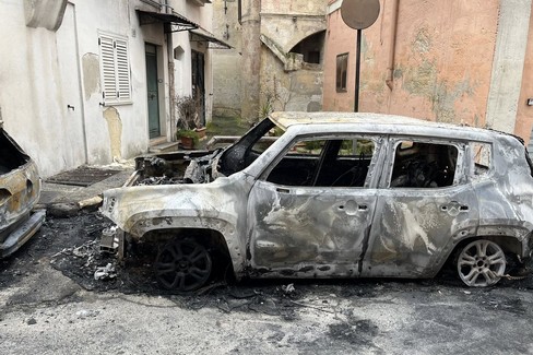 Auto in fiamme nel centro storico