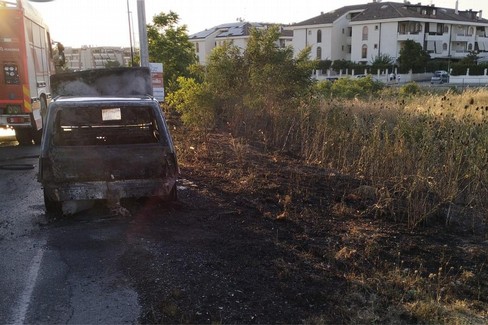 Auto in fiamme sulla circonvallazione