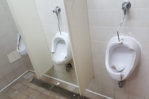 Dopo atti vandalici, riaperti i bagni in piazza Pellicciari