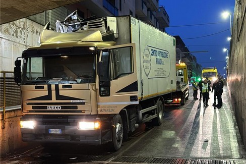 Camion si incastra nel sottovia Madonna delle Grazie