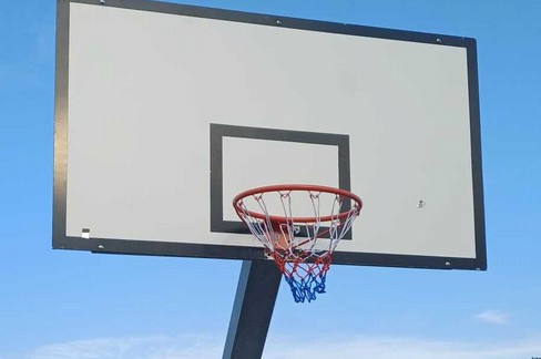 Campo basket in zona Pip, ripristinati canestri