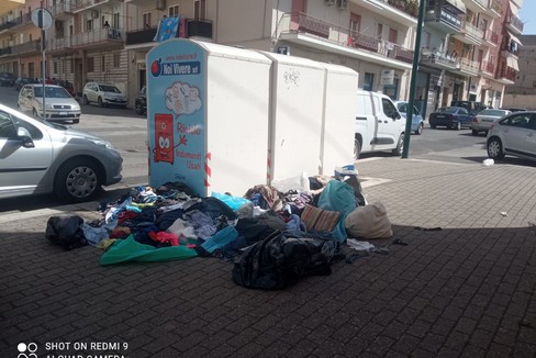 Raccolta indumenti, immagini indecorose in via Maiorana