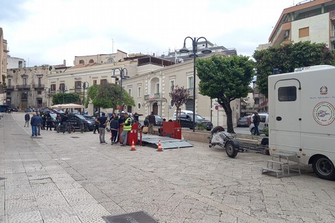 Bici elettriche a tutta velocità nel centro storico