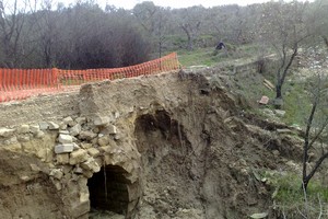 Segnalazione strada e ponte crollato