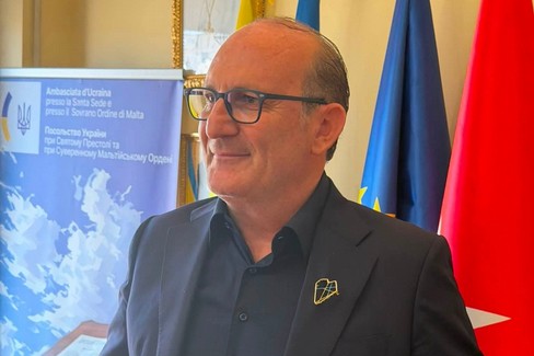 Zelensky premia l'imprenditore pugliese De Biase: è il primo italiano laico a ricevere il  "Golden Heart "