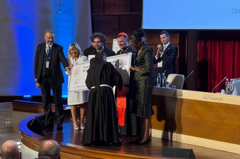 Don Peppe Logruosso, Un prete rapper anche in Vaticano