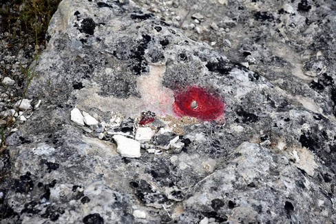 "Buchi rossi " sulle rocce, svelato il mistero