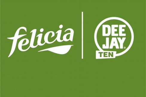 Felicia corre a fianco della deejay ten 2025