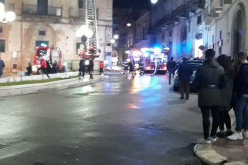 Paura in via Garibaldi: fuoco in una mansarda