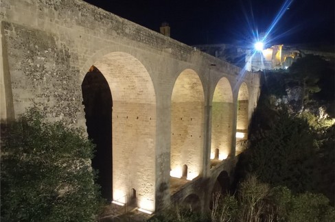 Splende il ponte di Gravina