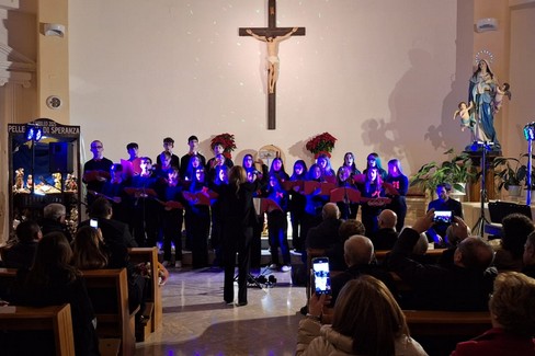 Successo per i giovani della Parrocchia Mater Ecclesiae con “In...Canto di Natale”