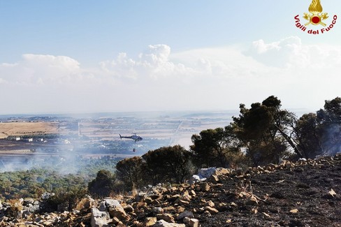Vasto incendio in contrada Pantano