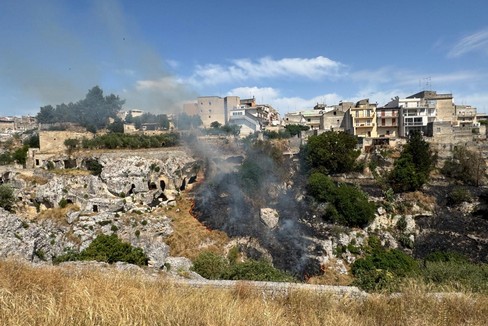 Incendio sul costone della Gravina