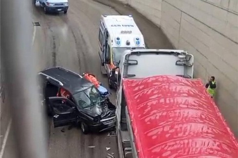 Doblò finisce addosso ad un TIr