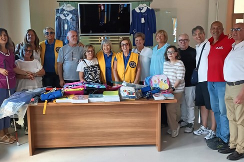 Zaino sospeso e storia ritrovata: il Lions Club semina solidarietà e cultura