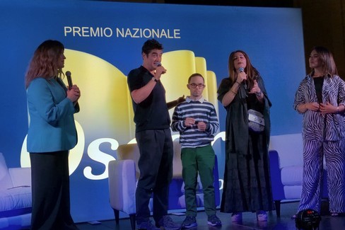 Riccardo Scamarcio incanta Piazza Benedetto XIII nel talk con Rajae Bezzaz e Manila Gorio
