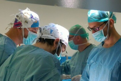 Ospedale della Murgia, chirurgia “su misura” per un 90enne
