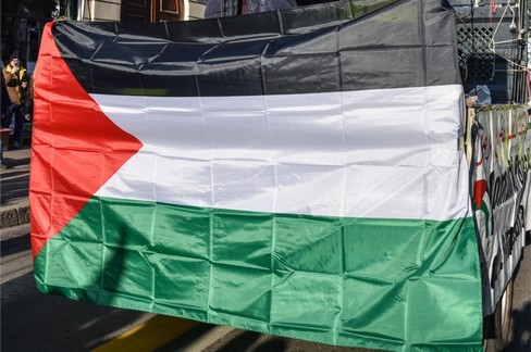 Uno striscione per Gaza a Palazzo di Città