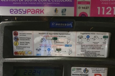Strisce blu gratis ma parchimetri in funzione